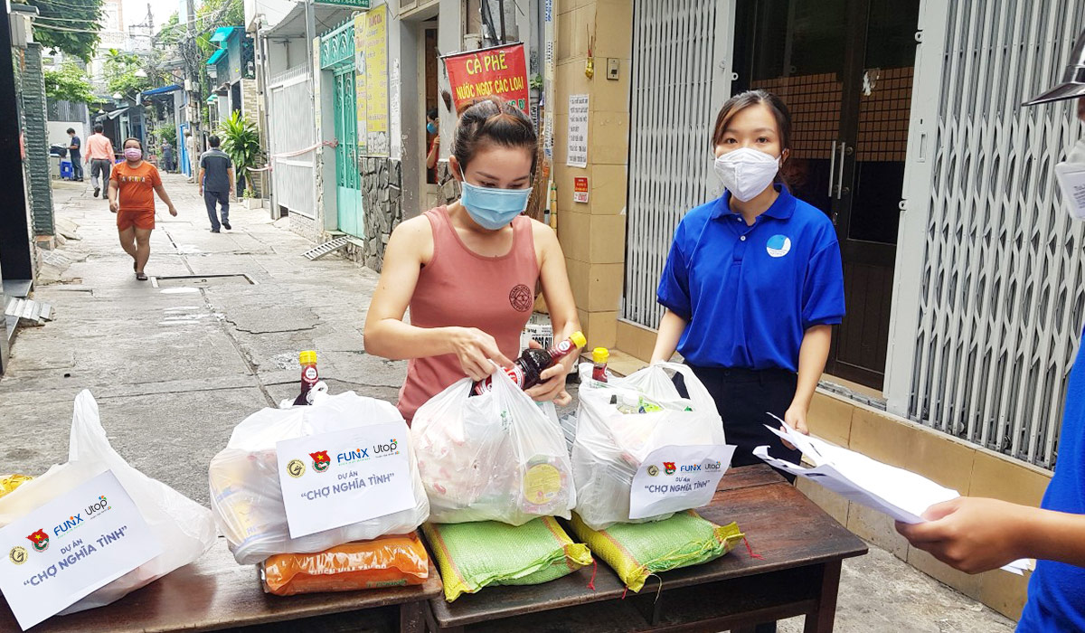 Vất vả và nguy hiểm nhưng đổi lại bà con được hỗ trợ nhu yếu phẩm kịp thời