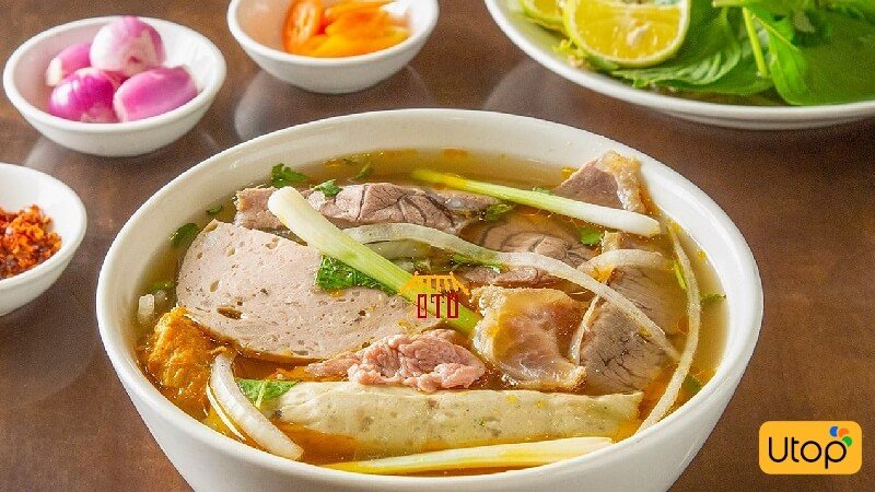 Bún bò Huế thương hiệu O Tú quận 10 nổi tiếng gần xa nhờ hương vị đặc biệt thơm ngon.