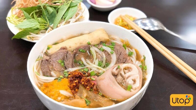 Một tô bún O Tú đầy đủ gồm có thịt bò, giò heo, chả cây và chả viên