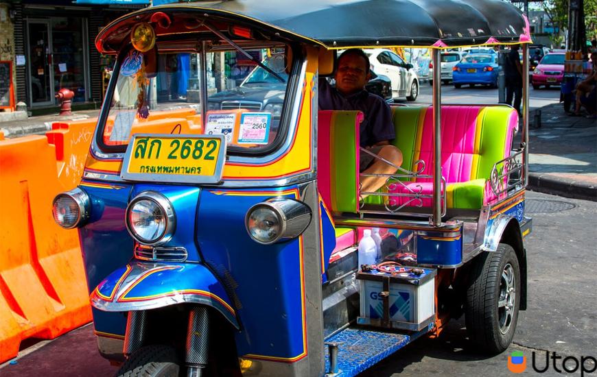 Xe taxi hoặc Tuk tuk