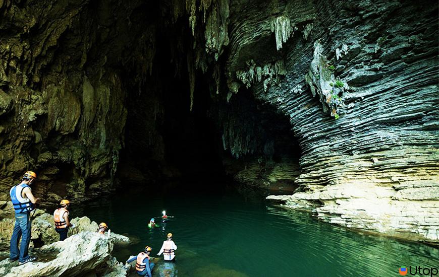 Nên đi theo tour hay đi tự túc 