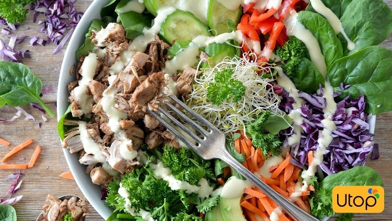 Salad Station cho phép tự do lựa chọn từ topping cho tới nước sốt cho món ăn của bạn