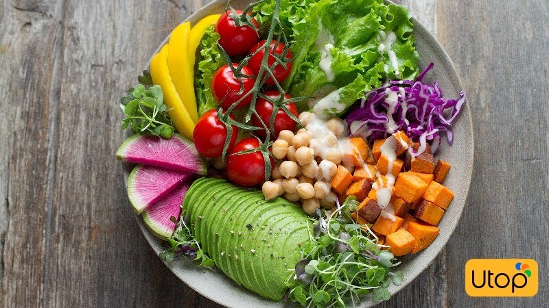 Salad trộn Poki Katurivới nhiều thành phần cực kỳ bắt mắt