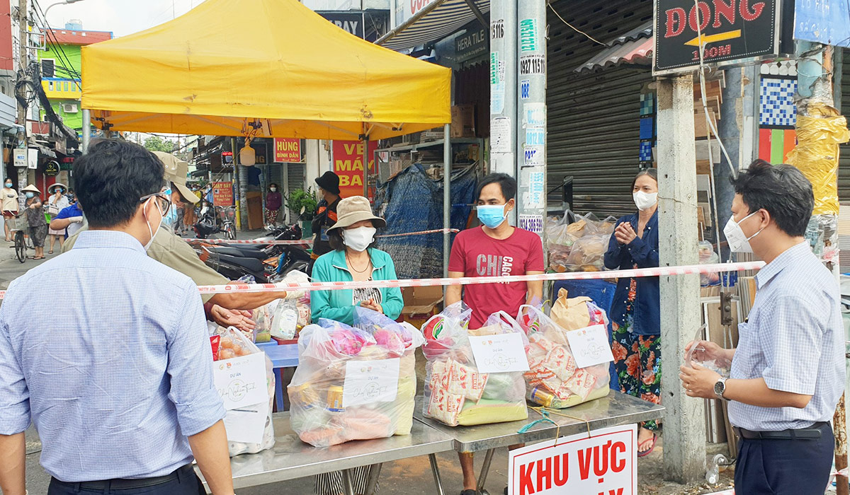 Hình ảnh người dân ở khu cách lý nhận hàng từ “Chợ nghĩa tình”