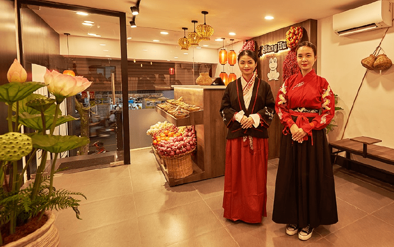 Đội ngũ nhân viên nhiệt tình, thân thiện tại JIanghu Heroes' Hotpot
