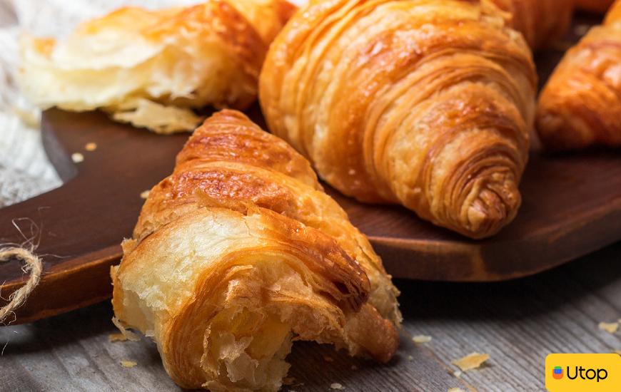 Croissant roll kết hợp cùng trái cây tươi