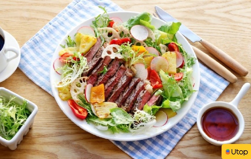 Bò bít tết ăn kèm salad
